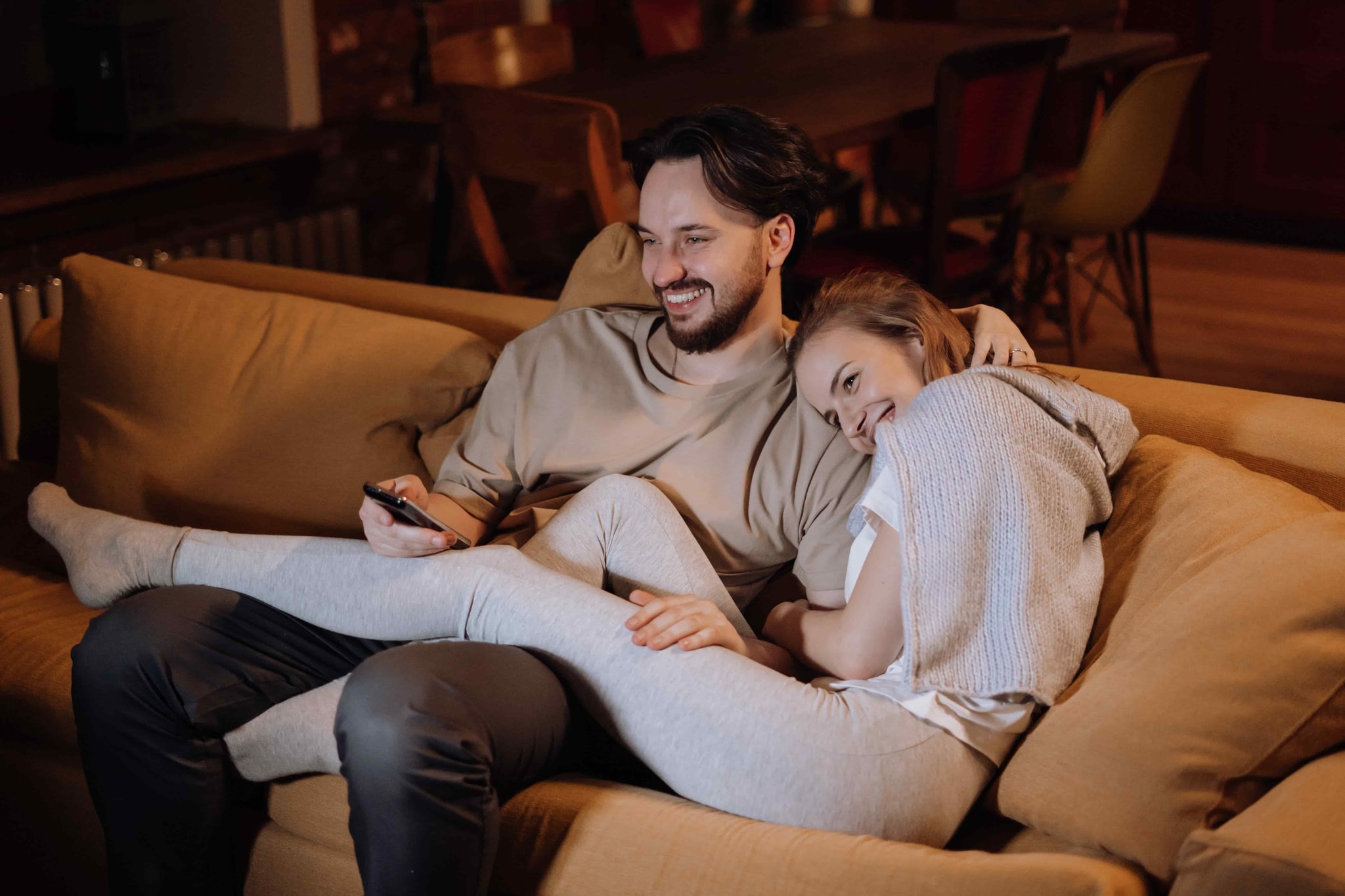 Couple hugging - Hugmify authentic connections